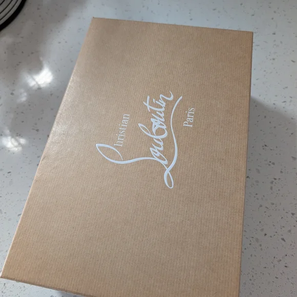 Christian Louboutin Black Patent Pumps with Signature Red Sole - Picture 4 of 8